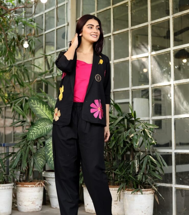 features a blazer jacket,inner and straight trousers