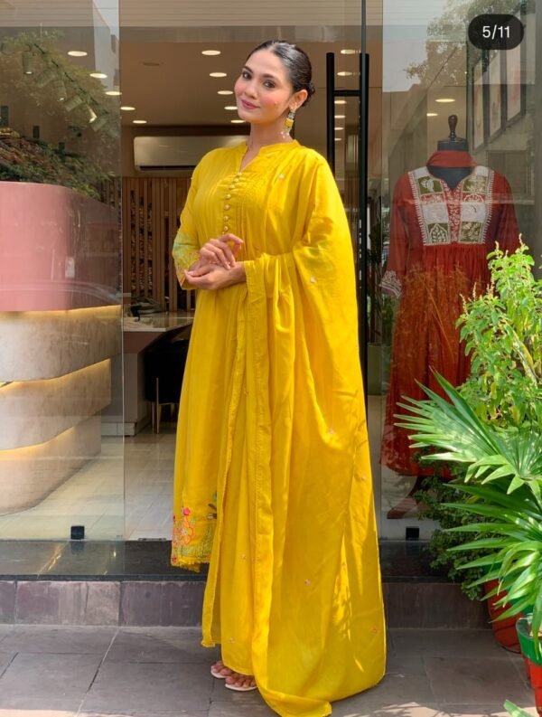 BRAND SHOWROOM PIECE